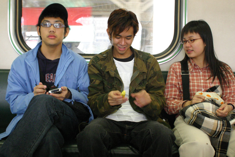 台灣鐵路旅遊攝影街拍帥哥對話的旅客2005-01-30攝影照片13