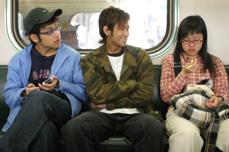 台灣鐵路旅遊攝影街拍帥哥對話的旅客2005-01-30攝影照片14