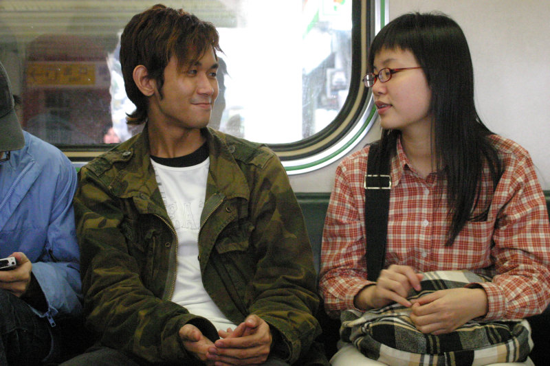 台灣鐵路旅遊攝影街拍帥哥對話的旅客2005-01-30攝影照片16