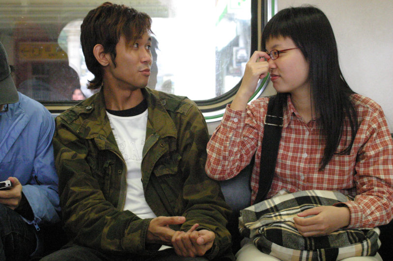 台灣鐵路旅遊攝影街拍帥哥對話的旅客2005-01-30攝影照片17