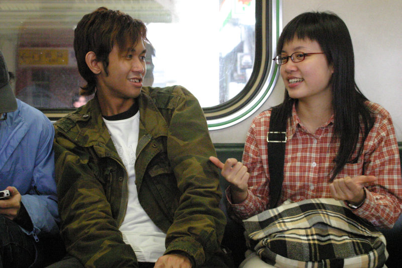 台灣鐵路旅遊攝影街拍帥哥對話的旅客2005-01-30攝影照片18