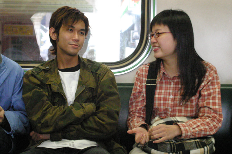 台灣鐵路旅遊攝影街拍帥哥對話的旅客2005-01-30攝影照片19