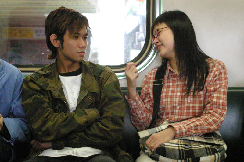 台灣鐵路旅遊攝影街拍帥哥對話的旅客2005-01-30攝影照片20