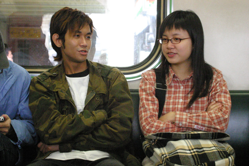 台灣鐵路旅遊攝影街拍帥哥對話的旅客2005-01-30攝影照片21