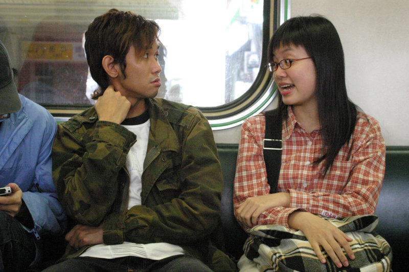 台灣鐵路旅遊攝影街拍帥哥對話的旅客2005-01-30攝影照片22