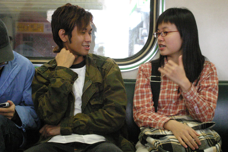 台灣鐵路旅遊攝影街拍帥哥對話的旅客2005-01-30攝影照片23