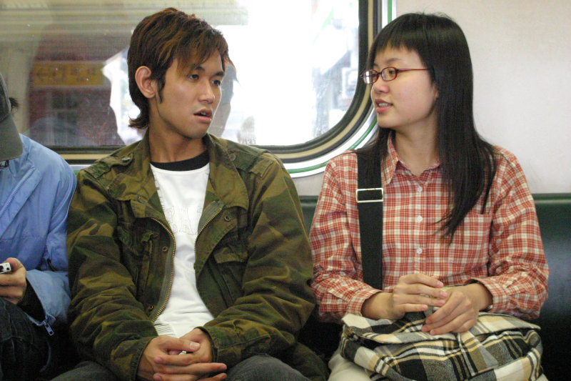 台灣鐵路旅遊攝影街拍帥哥對話的旅客2005-01-30攝影照片24