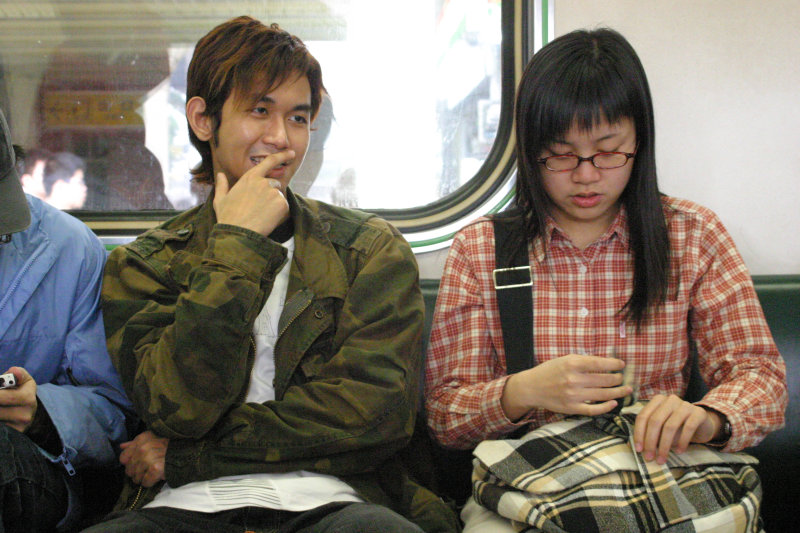 台灣鐵路旅遊攝影街拍帥哥對話的旅客2005-01-30攝影照片26
