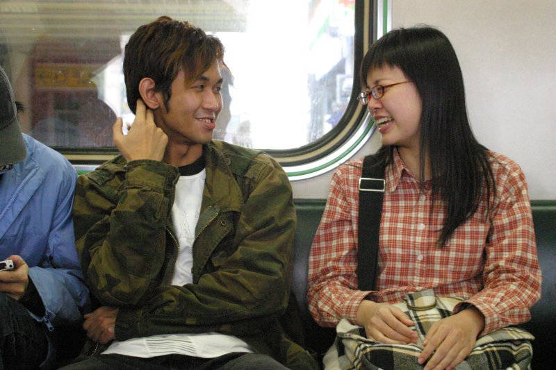 台灣鐵路旅遊攝影街拍帥哥對話的旅客2005-01-30攝影照片27