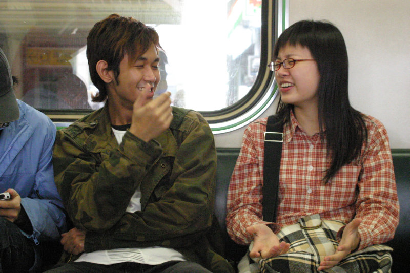 台灣鐵路旅遊攝影街拍帥哥對話的旅客2005-01-30攝影照片28