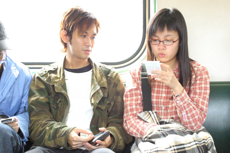 台灣鐵路旅遊攝影街拍帥哥對話的旅客2005-01-30攝影照片32