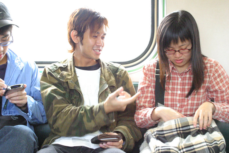 台灣鐵路旅遊攝影街拍帥哥對話的旅客2005-01-30攝影照片33