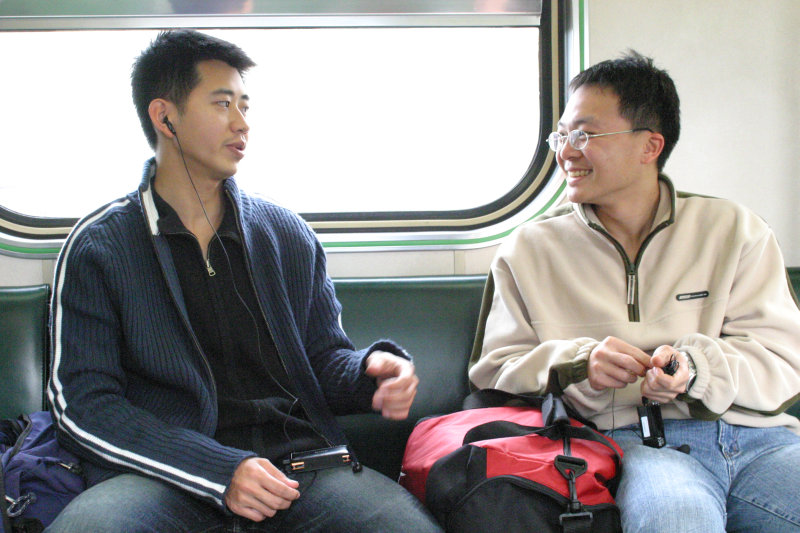 台灣鐵路旅遊攝影街拍帥哥對話的旅客2005-02-06攝影照片1