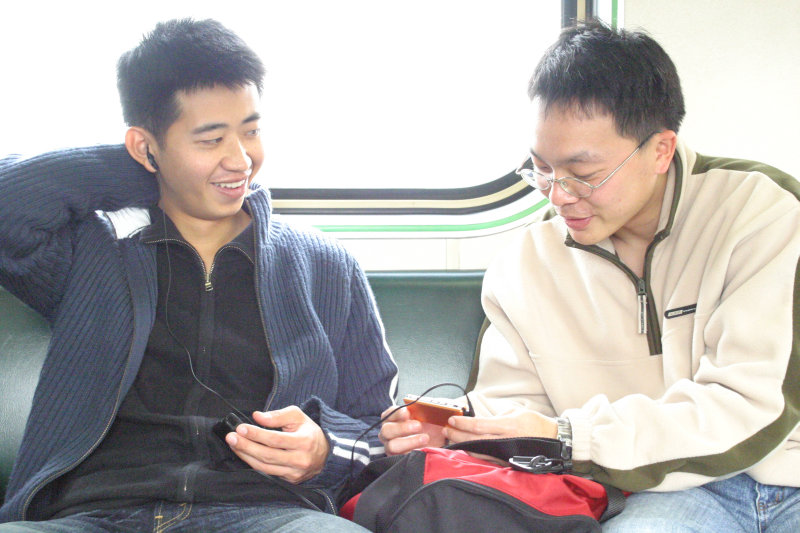 台灣鐵路旅遊攝影街拍帥哥對話的旅客2005-02-06攝影照片9
