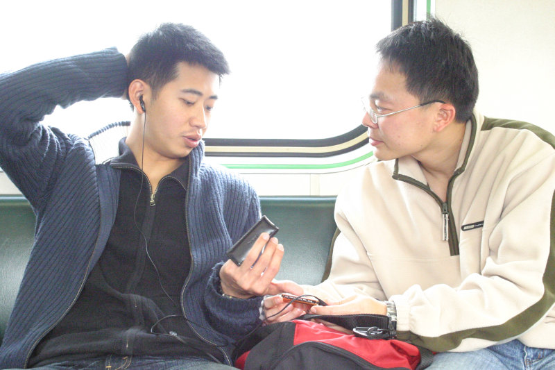 台灣鐵路旅遊攝影街拍帥哥對話的旅客2005-02-06攝影照片10