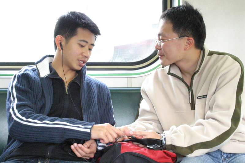 台灣鐵路旅遊攝影街拍帥哥對話的旅客2005-02-06攝影照片11