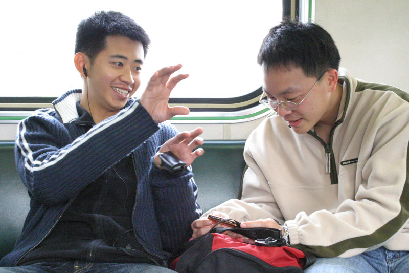 台灣鐵路旅遊攝影街拍帥哥對話的旅客2005-02-06攝影照片12