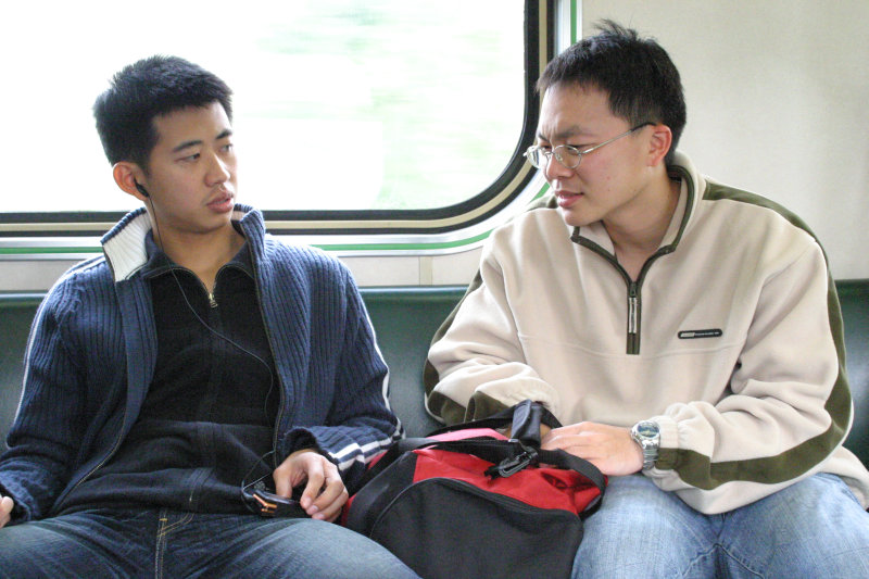 台灣鐵路旅遊攝影街拍帥哥對話的旅客2005-02-06攝影照片14