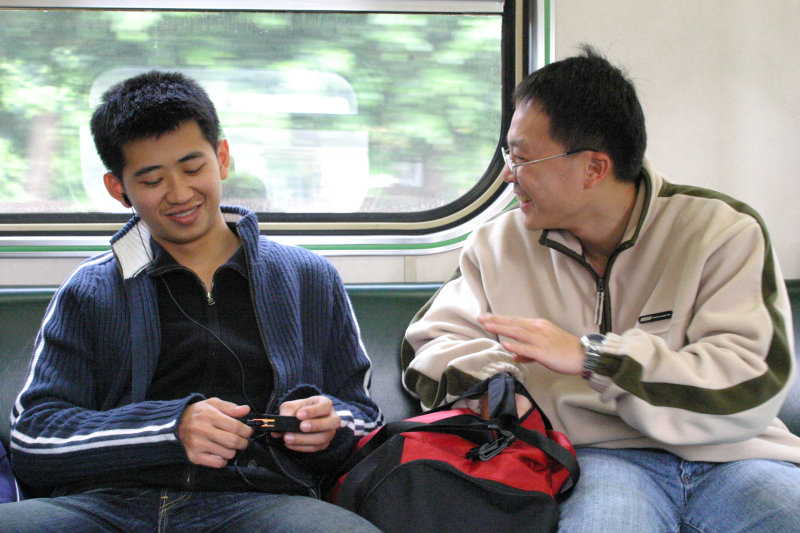 台灣鐵路旅遊攝影街拍帥哥對話的旅客2005-02-06攝影照片16