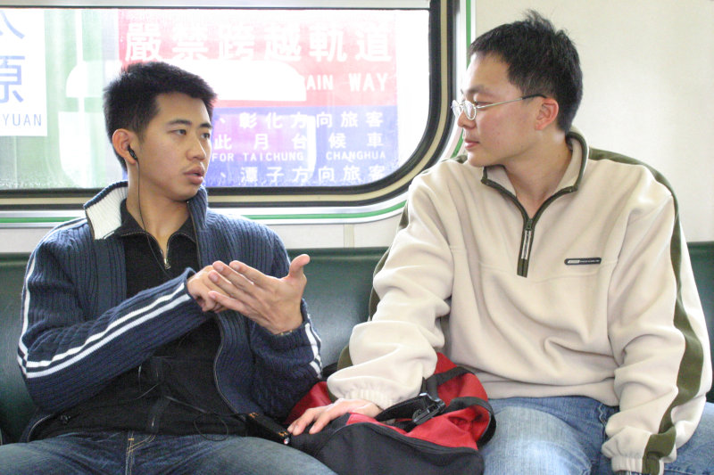 台灣鐵路旅遊攝影街拍帥哥對話的旅客2005-02-06攝影照片18