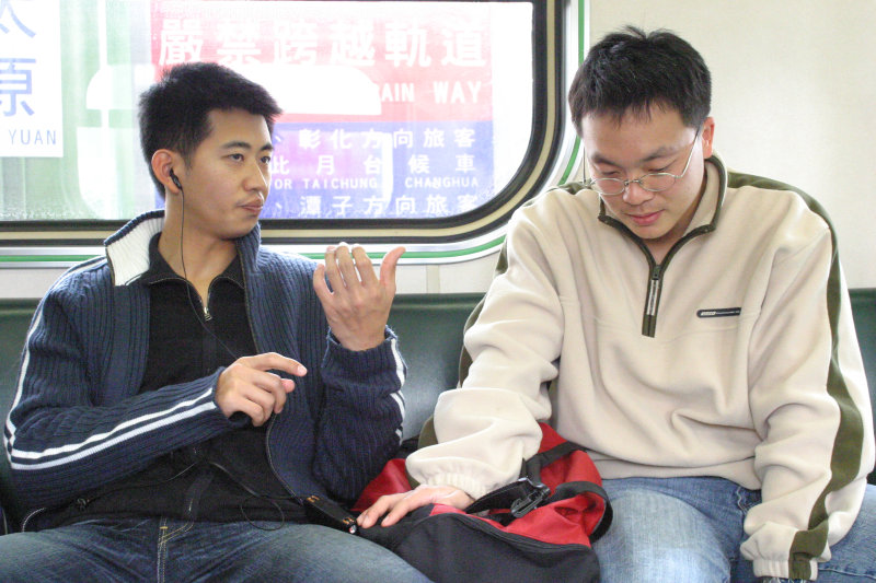 台灣鐵路旅遊攝影街拍帥哥對話的旅客2005-02-06攝影照片19
