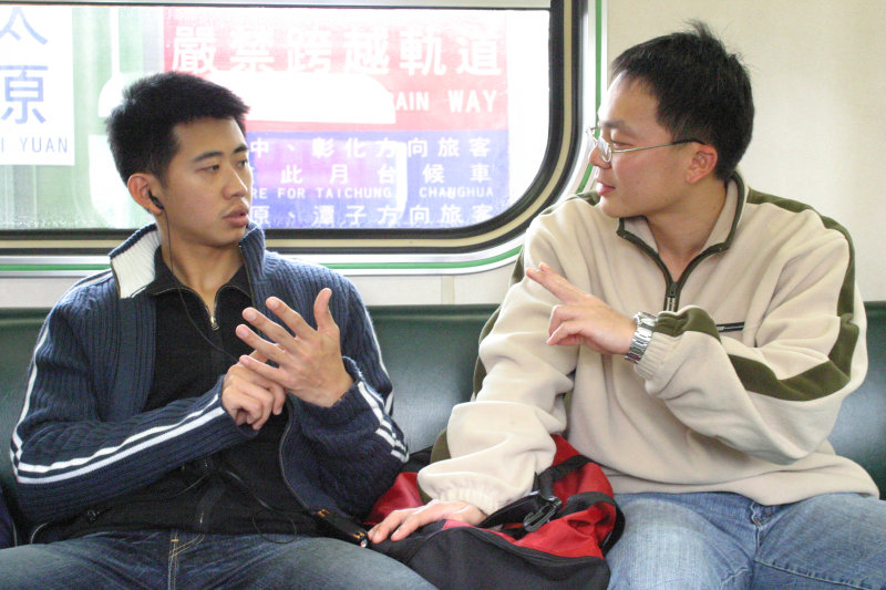 台灣鐵路旅遊攝影街拍帥哥對話的旅客2005-02-06攝影照片21