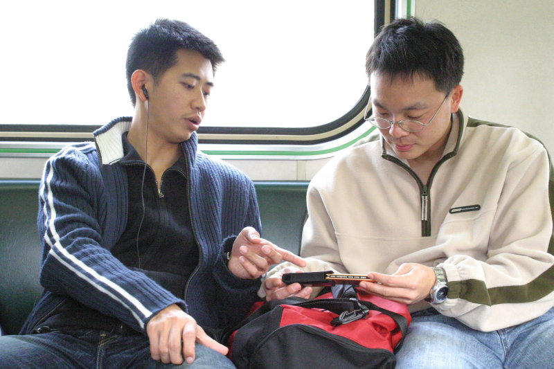 台灣鐵路旅遊攝影街拍帥哥對話的旅客2005-02-06攝影照片23