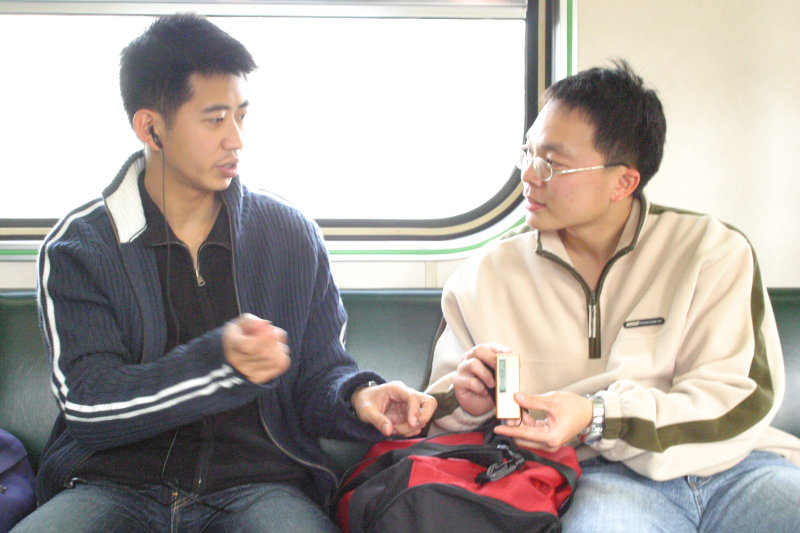 台灣鐵路旅遊攝影街拍帥哥對話的旅客2005-02-06攝影照片24