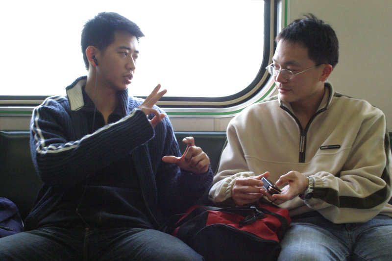 台灣鐵路旅遊攝影街拍帥哥對話的旅客2005-02-06攝影照片26