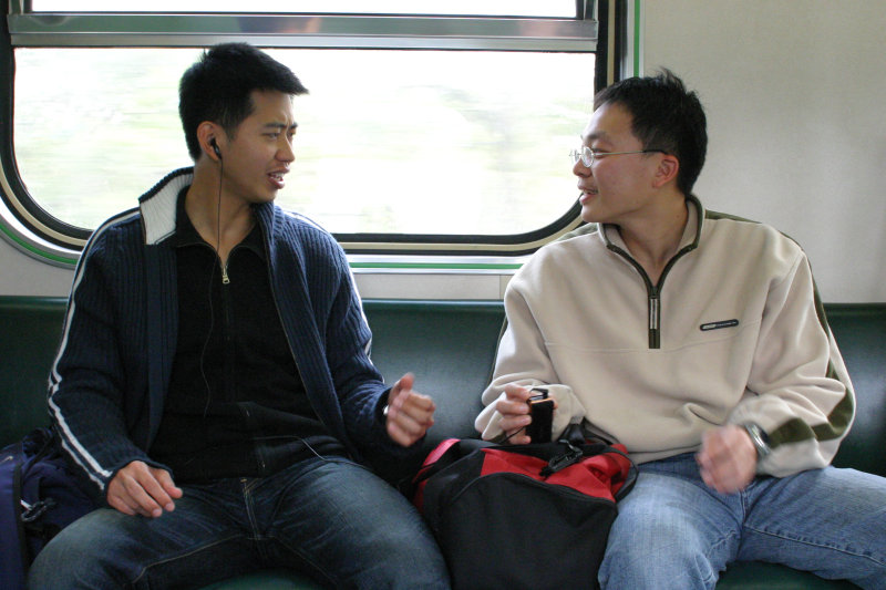 台灣鐵路旅遊攝影街拍帥哥對話的旅客2005-02-06攝影照片27