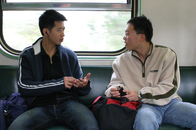 台灣鐵路旅遊攝影街拍帥哥對話的旅客2005-02-06攝影照片28