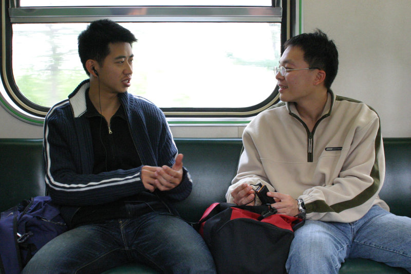 台灣鐵路旅遊攝影街拍帥哥對話的旅客2005-02-06攝影照片29