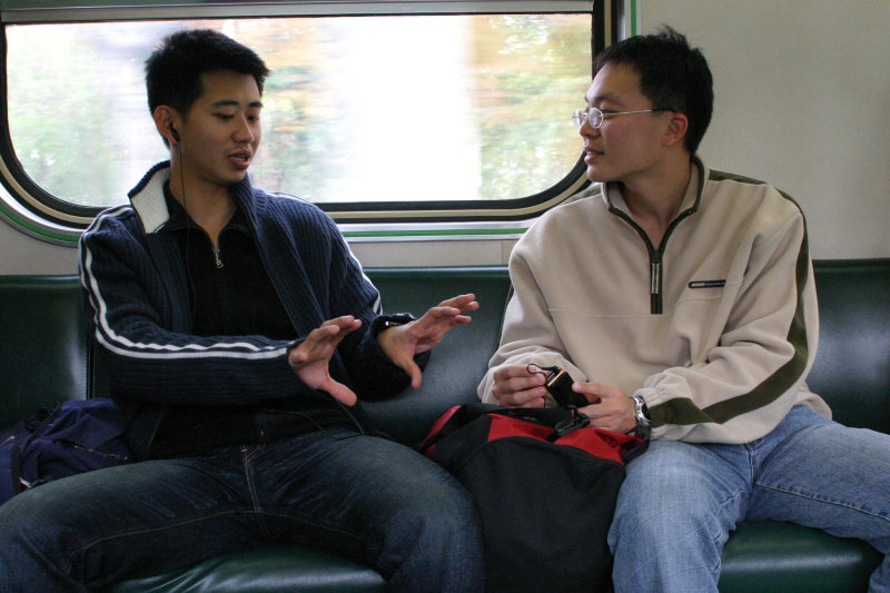 台灣鐵路旅遊攝影街拍帥哥對話的旅客2005-02-06攝影照片30