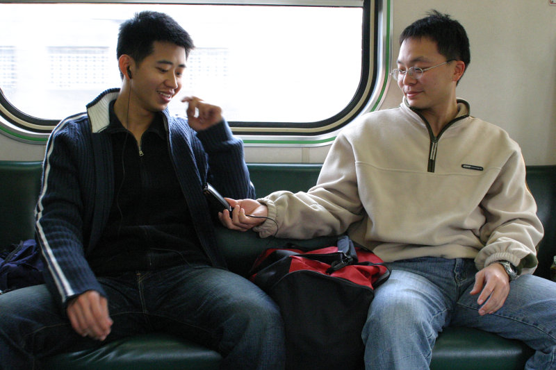 台灣鐵路旅遊攝影街拍帥哥對話的旅客2005-02-06攝影照片31
