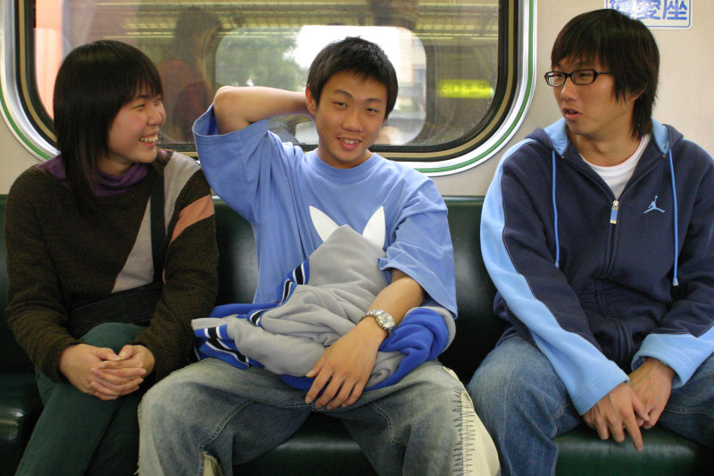 台灣鐵路旅遊攝影街拍帥哥對話的旅客2005-02-06攝影照片33
