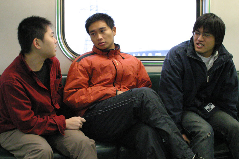 台灣鐵路旅遊攝影街拍帥哥對話的旅客2005-02-19攝影照片1