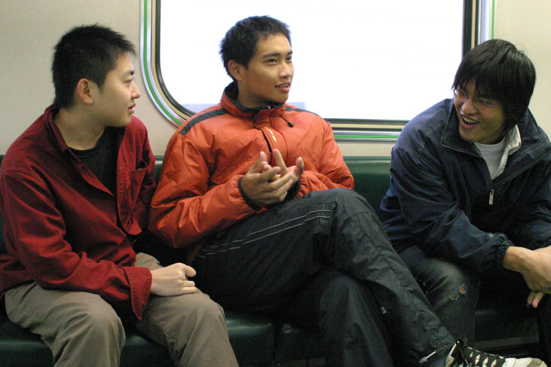 台灣鐵路旅遊攝影街拍帥哥對話的旅客2005-02-19攝影照片2