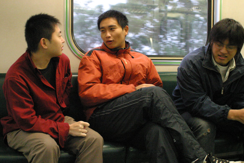 台灣鐵路旅遊攝影街拍帥哥對話的旅客2005-02-19攝影照片3