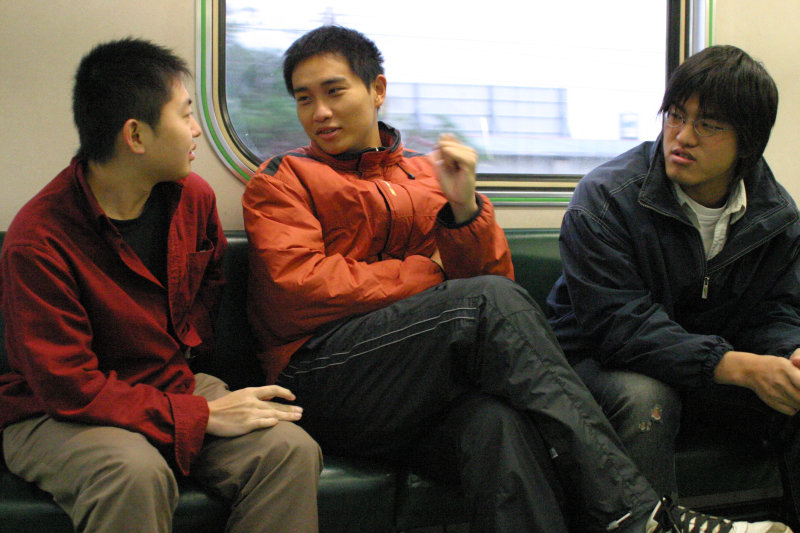 台灣鐵路旅遊攝影街拍帥哥對話的旅客2005-02-19攝影照片4