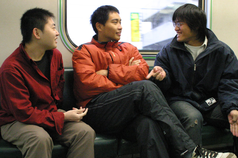 台灣鐵路旅遊攝影街拍帥哥對話的旅客2005-02-19攝影照片5