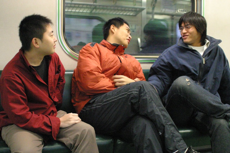 台灣鐵路旅遊攝影街拍帥哥對話的旅客2005-02-19攝影照片6