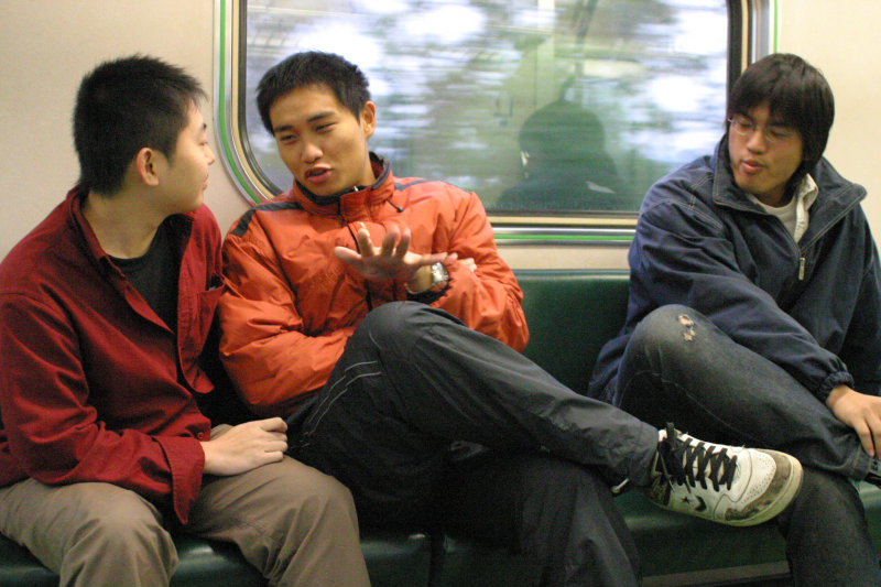 台灣鐵路旅遊攝影街拍帥哥對話的旅客2005-02-19攝影照片7