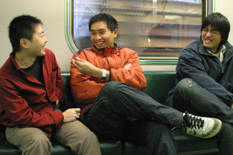台灣鐵路旅遊攝影街拍帥哥對話的旅客2005-02-19攝影照片9