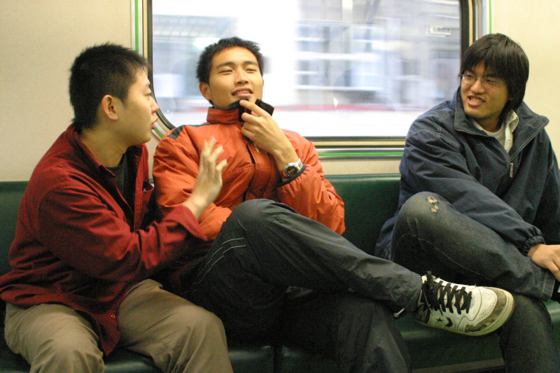 台灣鐵路旅遊攝影街拍帥哥對話的旅客2005-02-19攝影照片10