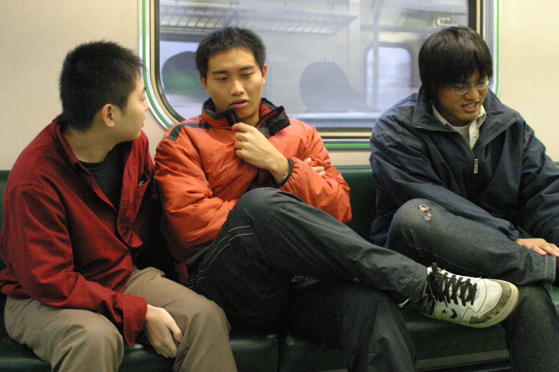 台灣鐵路旅遊攝影街拍帥哥對話的旅客2005-02-19攝影照片12