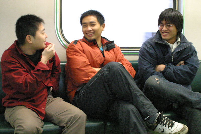 台灣鐵路旅遊攝影街拍帥哥對話的旅客2005-02-19攝影照片15