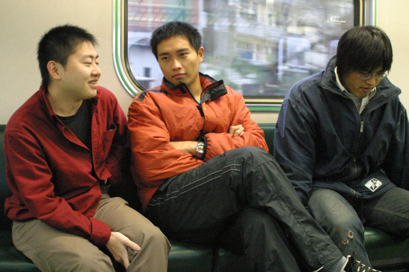 台灣鐵路旅遊攝影街拍帥哥對話的旅客2005-02-19攝影照片16