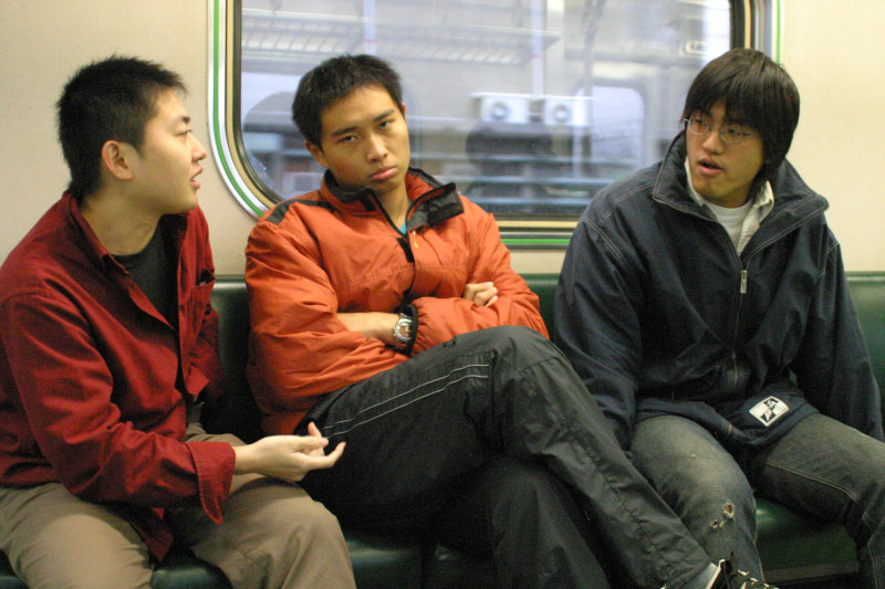台灣鐵路旅遊攝影街拍帥哥對話的旅客2005-02-19攝影照片17