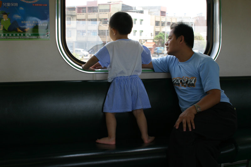 台灣鐵路旅遊攝影街拍帥哥父與子2005-07-31攝影照片1