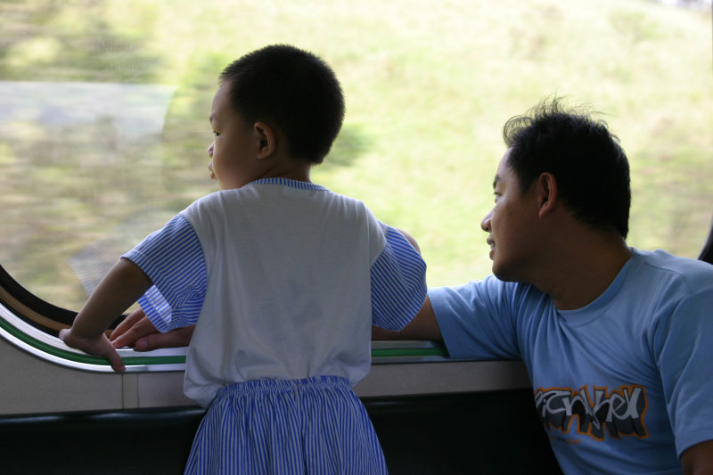 台灣鐵路旅遊攝影街拍帥哥父與子2005-07-31攝影照片2